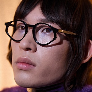 KOM-O8125-Omi-Black-Campaign-Image-C1-C